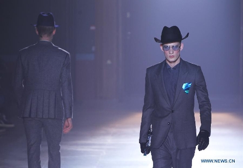 Models display creations by Japanese designer Arashi Yanagawa for the label John Lawrence Sullivan during the men's Fall-Winter 2013-2014 collection show in Paris, France, Jan. 16, 2013. The 5-day Paris Men's Fashion Week kicked off here on Wednesday. (Xinhua/Gao Jing) 