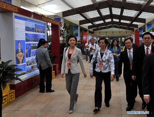 Yang Lan (L Front), chairwoman of Sun Media Group and Sun Culture Foundation, walks into the conference hall prior to the opening ceremony of the Boao Forum for Asia (BFA) Annual Conference 2013 in Boao, south China's Hainan Province, April 7, 2013. (Xinhua/Jiang Enyu)