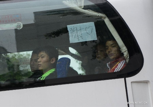 Students of Lushan Middle School arrive at Southwestern University of Finance and Economics (SUFE) to resume their study, in Chengdu, capital of southwest China's Sichuan Province, April 23, 2013. Affected by the 7.0-magnitude earthquake which hit Lushan County on April 20, senior students of Lushan Middle School who are going to graduate were transfered to SUFE to prepare for the National College Entrance Examination. (Xinhua/Li Qiaoqiao) 
