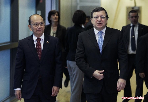European Commission President Jose Manuel Barroso (R) greets Myanmar President U Thein Sein at EU headquarters in Brussels, capital of Belgium, March 5, 2013. (Xinhua/Zhou Lei) 