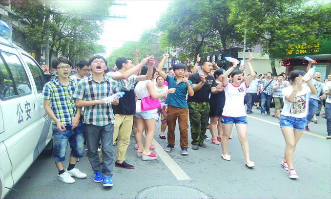 Young people lead a group of protesters in Shifang, on July 3. Photo: Liang Chen/GT