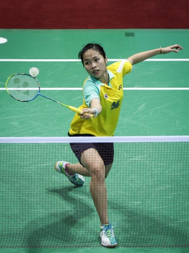 Ratchanok Intanon of Thailand returns a ball against Juliane Schenk of Germany during the women's singles final of the 2013 India Open badminton tournament in New Delhi, capital of India, April 28, 2013. Ratchanok Intanon won the championship 2-0. (Xinhua/Zheng Huansong) 