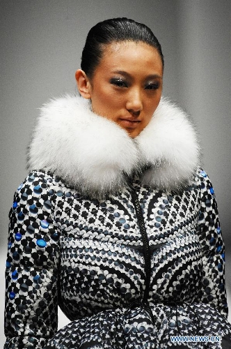 &nbsp;A model presents a creation by British designer Peter Pilotto during the Audi Fashion Festival held in Singapore's Marina Bay, May 18, 2013. (Xinhua/Then Chih Wey) 
