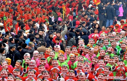 &nbsp;Art troupes and people gather to participate in a New Year parade in Zhengzhou, capital of central China's Henan Province, Feb. 14, 2010. Parades participated by local art troupes can be seen in several places in Henan during the Spring Festival or Chinese Lunar New Year period. (Xinhua/Wang Song) 
