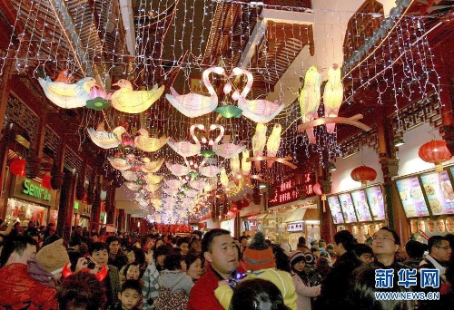 &nbsp;Photo taken on Feb. 12 shows visitors from home and abroad&nbsp;seeing lanterns in Shanghai's Yuyuan Gardens. According to the statistics issued on Feb. 15, by the national holiday tourism office for coordination meeting of inter-ministry and department, the totoal number of people touring 39 major resort and tourist cities of China reached 76,000,000 during this year's seven-day Spring Festival holiday, up 15 percent year on year. And the number of tourists visiting 33 popular scenic spots across China increased by 20 percent year on year. (Source: xinhuanet.com/photo)&nbsp;&nbsp;
