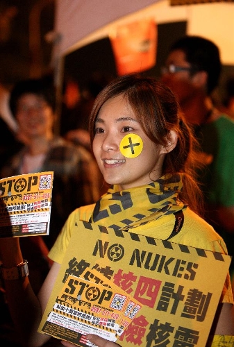 An activist holds up a placard during an anti-nuclear demonstration in Taipei, southeast China's Taiwan, March 9, 2013. Thousands of anti-nuclear activists around Taiwan took to streets on Saturday to protest against Taiwan's fourth nuclear power plant project, which is supported by local authorities. (Xinhua/Xie Xiudong) 