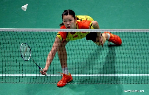Li Xuerui of China returns a shot during the 2013 Sudirman Cup world mixed team badminton championship against Indonesia's Aprilia Yuswandari in Kuala Lumpur, Malaysia, on May 21, 2013. Li won 2-1. (Xinhua/Chen Xiaowei)