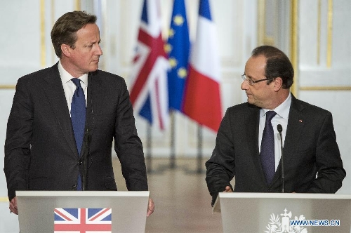 French President Francois Hollande (R) and visiting British Prime Minister David Cameron attend a joint press conference at the Elysee Palace in Paris, France, May 22, 2013. French President Francois Hollande and British Prime Minister David Cameron on Wednesday condemned the assassination of a British soldier in the suburbs of London after their meeting in Paris. (Xinhua/Etienne Laurent)