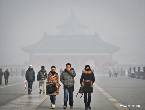  Visitors walk at the fog-enveloped Temple of Heaven in Beijing, capital of China, Jan. 12, 2013. Heavy fog hit Beijing on Saturday. (Xinhua/Li Wen) 