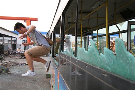 In emergencies, safety glass can be shattered to allow passengers to escape through the windows. Photo: IC