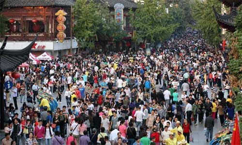 Tourists visit Fuzimiao ,or the Confucius Temple, in Nanjing, capital of east China's Jiangsu Province, Oct. 1, 2012. As the eight-day National Day holiday came, hundreds of millions of tourists crowded into scenery spots, resorts and other tourism destinations scattered across the country. Photo: Xinhua