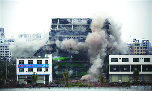 Below: A nine-story building with limited rights is demolished by an explosion in Haikou, Hainan Province, on December 16, 2010. Photo: CFP