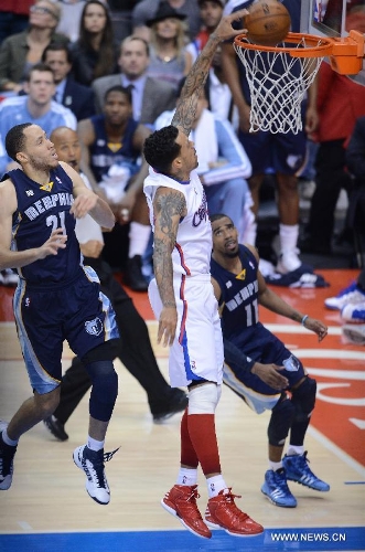 Los Angeles Clippers' Matt Barnes (Top, R) scores during Game 5 of the Western Conference Quarterfinals of the 2013 NBA Playoffs against Memphis Grizzlies in Los Angeles, the United States, April 30, 2013. Grizzlies beat Clippers 103-93 to take a 3-2 lead in their series Tuesday. (Xinhua/Yang Lei) 