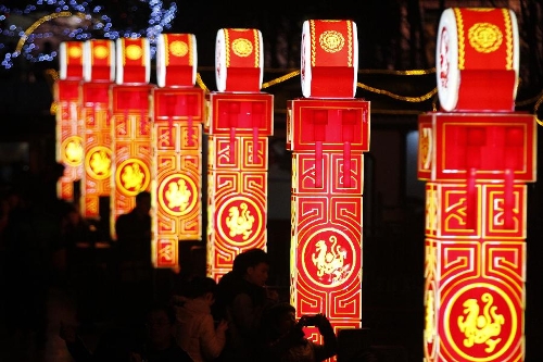 Visitors view lanterns during the 2013 Nanjing Qinhuai Lantern Show at the Confucius Temple in Nanjing, capital of east China's Jiangsu Province, Feb. 6, 2013. Around 500,000 lanterns are displayed during the event to celebrated the upcoming Spring Festival which falls on Feb. 10 this year. (Xinhua/Dong Jinlin) 