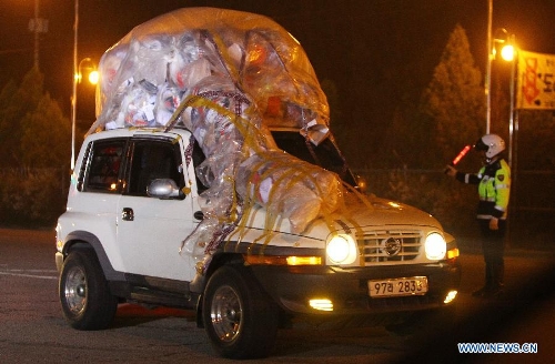 A South Korean vehicle fully loaded with goods and products brought back from the Kaesong industrial complex arrives at the customs, immigration and quarantine office in Paju, north of Seoul, South Korea, Tuesday, April 30, 2013. The Democratic People's Republic of Korea (DPRK) on Monday allowed all but seven South Koreans to return home from the Kaesong joint industrial park. The 43 South Koreans had entered the South Korean territory by bus on early morning of April 30. (Xinhua/Yao Qilin) 