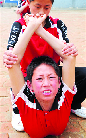 A kung fu student is doing stretching exercises in Henan Province in April, 2008. Photo: CFP