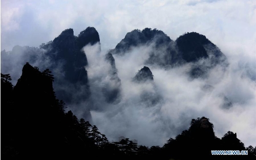 Photo taken on May 19, 2013 shows the sea of clouds at the Huangshan Mountain scenic spot in Huangshan City, east China's Anhui Province. (Xinhua/Shi Guangde)