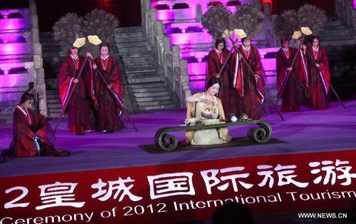 Performers give a show at the opening ceremony of the 2012 International Tourism Festival of Imperial Palace in Beijing, capital of China, June 26, 2012. Photo: Xinhua
