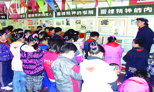 He Chaohai teaches children about the virtues of Lei Feng Photo: Courtesy of He Chaohai