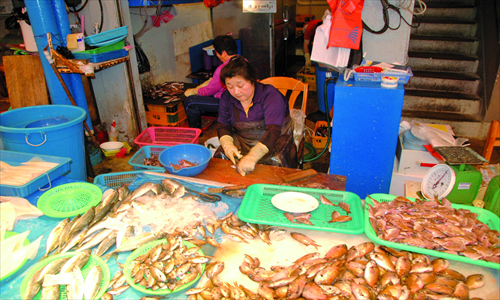 A woman sells seafood at a local market in Jeju Island in South Korea. Photo: Feng Shu/GT