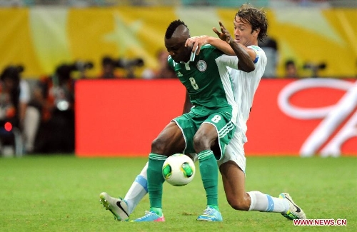 Nigeria's Brown Ideye (Front) vies for the ball with Diego Lugano of Uruguay during the FIFA's Confederations Cup Brazil 2013 match in Salvador, Brazil, on June 20, 2013. Uruguay won 2-1. (Xinhua/Nicolas Celaya)  