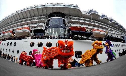  Passengers aboard the cruise ship GTS Millennium watch a lion dance performance at the Kai Tak Cruise Terminal in south China's Hong Kong, March 16, 2013. GTS Millennium arrived at Hong Kong's Kai Tak Cruise Terminal on Saturday and became the first cruise ship to berth at the terminal prior to its official opening in June 2013. (Xinhua/Chen Xiaowei)  