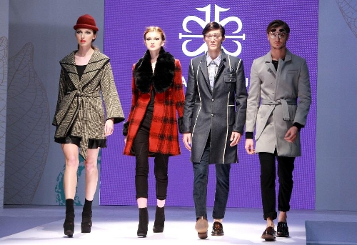 Models present creations made with materials displayed at Interstoff Asia Essential-Spring 2013 exhibition in south China's Hong Kong, March 13, 2013. The three-day exhibition kicked off on Wednesday at Hong Kong Convention & Exhibition Centre. (Xinhua/Jin Yi)
