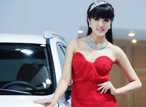 A model poses beside a car presented at the 15th Chengdu Motor Show (CDMS) in Chengdu city, Southwest China's Sichuan Province, August 31, 2012. The CDMS opens to the public from August 31 to September 9, with the participation of a total of 420 exhibitors from home and abroad. Photo: Xinhua