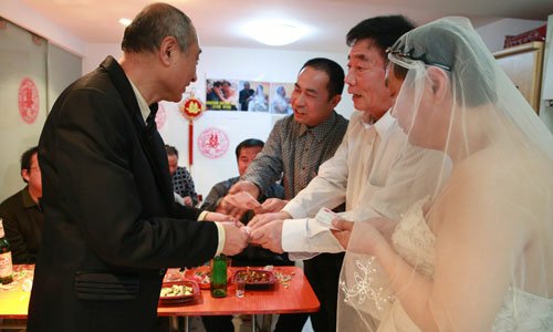 The two men receives gifts from their friends during the ceremony. Photo: ifeng.com