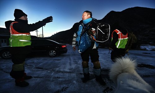 Rescuers search Ling Mountain hoping to find two lost climbers on early Sunday. The two were found dead at noon Sunday. Photo: CFP