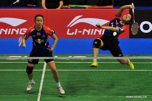 Zhao Yunlei (L) and Tian Qing of China return the shuttlecock during their women's doubles finals against Misaki Matsutomo and Ayaka Takahashi of Japan in the Singapore Open badminton tournament in Singapore, June 23, 2013. Zhao Yunlei and Tian Qing won 2-0. (Xinhua/Then Chih Wey)