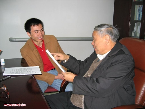 &nbsp;File photo taken in March, 2004 shows Wang Xiaomo (R) together with his student. Radar engineer Wang Xiaomo won China's top science award on Friday. Wang, 74, is a Chinese Academy of Engineering (CAE) member who has been engaged in the research and design of radar for the past 30 years. He is regarded as 