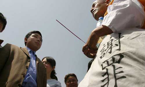 Iwata stays in Changchun for four days upon his arrival on May 7, 2006. He will fast for three days to show his resolution to redeem the crimes Japan inflicted on China during the war.