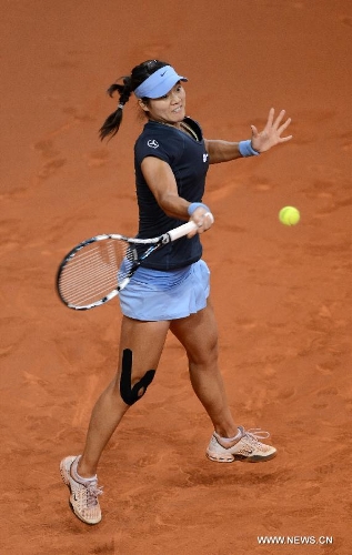 Li Na of China returns the ball during the quarter final match of Porsche Tennis Grand Prix against Petra Kvitova of the Czech Republic in Stuttgart, Germany, on April 26, 2013. Li Na won 2-0. (Xinhua/Ma Ning) 