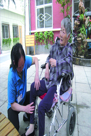 A nurse gives a senior citizen a massage.  Photos: Courtesy of Cuncaochunhui Home for the Aged
