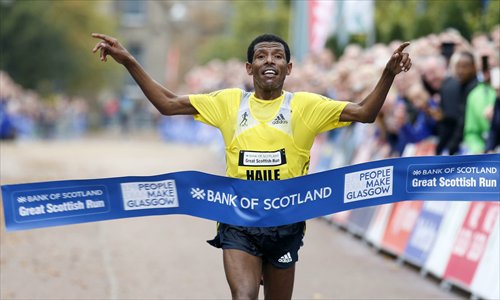 Ethiopia's Haile Gebrselassie wins the men's half marathon of the Great Scottish Run in Glasgow on October 6. Photo: IC