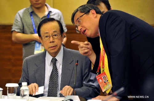 Yasuo Fukuda (L), chairman of the Board of Directors of the Boao Forum for Asia (BFA), talks with Zhou Wenzhong, secretary-general of the BFA, before the BFA Board of Directors Meeting in Boao, south China's Hainan Province, April 5, 2013. The BFA Board of Directors Meeting was held here on Friday. (Xinhua/Guo Cheng) 