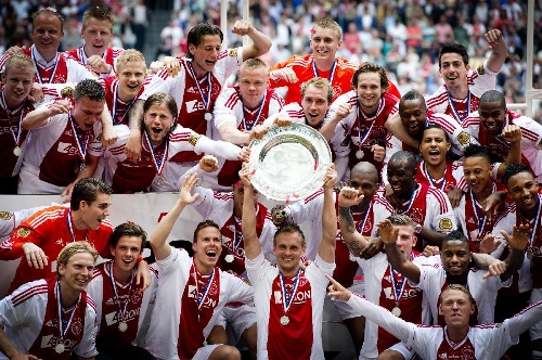 Players of Ajax celebrate after their 32th Dutch league match against Willem II in Amsterdam, capital of the Netherlands, on May 5, 2013. Ajax won 5-0 and claimed the champion in advance. (Xinhua/Robin Utrecht) 