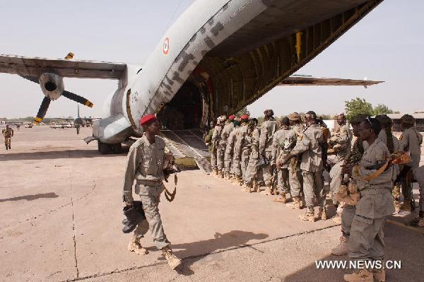 The photo released by French Army Communications Audiovisual office (ECPAD) on Jan. 26, 2013 shows Chadian soldiers waiting to board a French Hercule military aircraft in N'Djamena, Chad, on Jan. 24, 2013. The Malian and French forces on Saturday said they have recaptured Gao, the biggest northern town, after a series of counter-offensives against rebels in the past two weeks. Photo: Xinhua