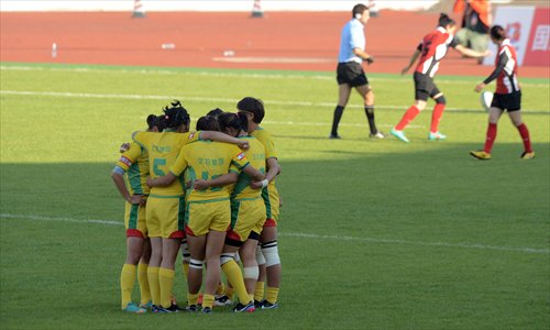 Players of the Beijing women's rugby sevens team form a ring on the field as their opponents, Shandong, continue playing during their final match on Tuesday at the Chinese National Games in Shenyang, Northeast China's Liaoning Province. Photo: CFP