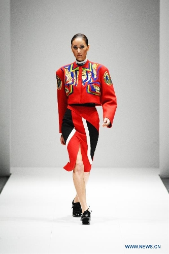&nbsp;A model presents a creation by British designer Peter Pilotto during the Audi Fashion Festival held in Singapore's Marina Bay, May 18, 2013. (Xinhua/Then Chih Wey) 