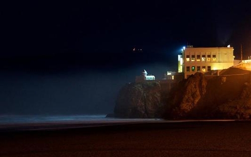 Cliff House, USBuilt in 1863, the Cliff House is a restaurant situated above the cliffs just north of San Francisco's Ocean Beach. Although it is more than 150 years old, the construction is still very solid: it was barely damaged in the 1906 earthquake. The restaurant is now part of the Golden Gate National Recreation Area.(Source: China.org.cn)
