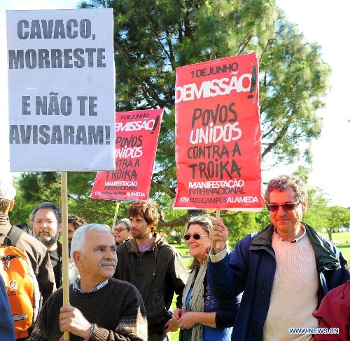 Portuguese attend a demonstration in front of the presidential palace in Lisbon, Portugal, May 20, 2013. Hundreds of Portuguese gathered in front of the presidential palace in Lisbon on Monday in protest against the troika and the government's implementation of tough austerity measures. (Xinhua/Zhang Liyun) 