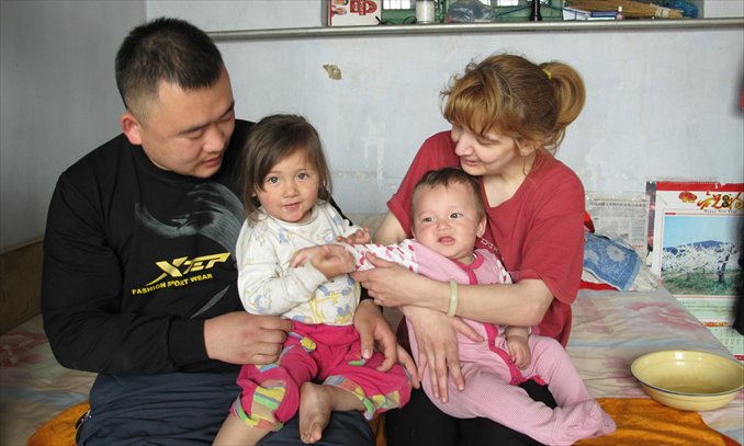 Xu Shuai and his British wife Joanne Margaret Noble sit at home with their two children on May 2 in Weifang, Shandong Province. Photo: Lin Meilian/GT