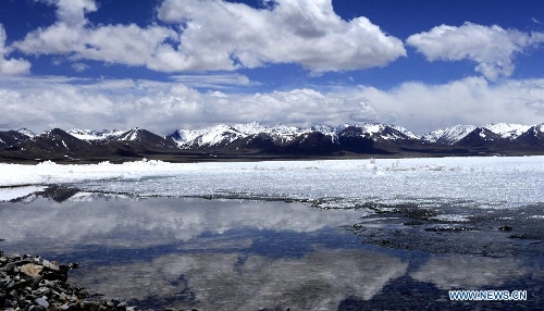 Photo taken on May 12, 2013 shows the scenery of Lake Namco in the northern part of southwest China's Tibet Autonomous Region. (Xinhua/Chogo)