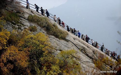 People climb Huashan Mountain in Huayin, Northwest China's Shaanxi Province, October 21, 2012. Photo: Xinhua