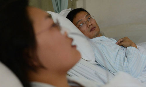 Tian Xinbin lying in bed looks at his wife Su Dan before the liver transplant operation. Photo: CFP