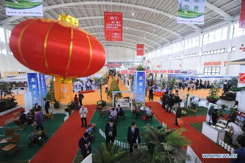 People visit the 2013 China (Shenyang) International Architecture Exposition in Shenyang, capital of northeast China's Liaoning Province, May 20, 2013. The three-day expo kicked off on Monday, with 615 enterprises from home and abroad participated. (Xinhua/Yang Qing)