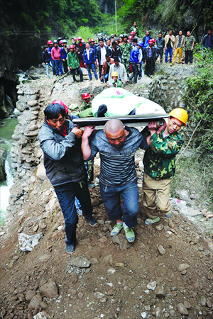 A wounded villager from Baoxing county in Ya'an, is transferred after being rescued. The 7.0-magnitude earthquake that occurred 8:02 am on Saturday has caused 186 deaths as of Sunday night. Continual aftershocks are impeding the rescue efforts. Photo: Li Hao/GT