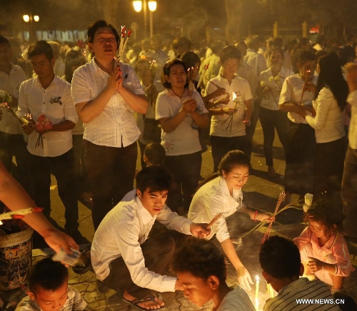People pray to pay their respects to the late former king Norodom Sihanouk in front of the Royal Palace in Phnom Penh, capital of Cambodia, on Feb. 3, 2013. The royal cremation ceremony of the late former Cambodian King Norodom Sihanouk will be held on Monday. (Xinhua/Yao Dawei) 